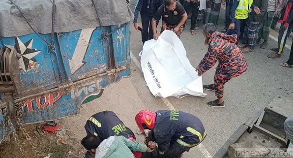 গাজীপুরের সড়কে ট্রাক-অটোরিকশা সংর্ঘষে নিহত ৩